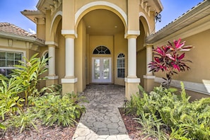 Interior - 3 Mi to Downtown Cape Coral: Canal-front Villa (Cape Coral)