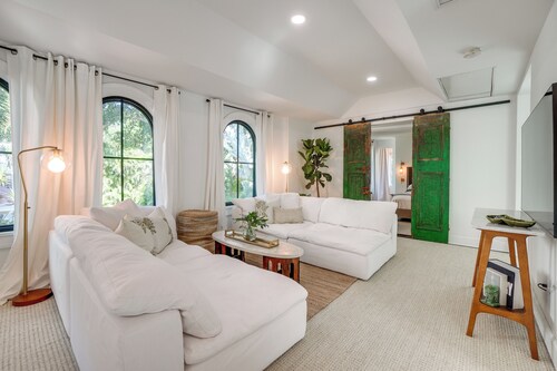 Chic Getaway in Desirable South Tampa District!