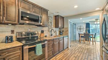 Rumah (3 Bedrooms) | Dapur pribadi | Microwave, oven, kompor, dan mesin pencuci piring