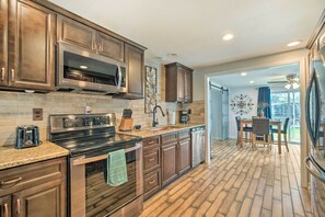 House (3 Bedrooms) | Private kitchen | Microwave, oven, stovetop, dishwasher - Sun-soaked Hudson Getaway w/ Canal Access! (Hudson)