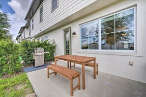 Outdoor dining - Sun-dappled Family Paradise w/ Community Pool (Davenport)