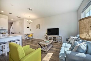 Living area - Sun-dappled Family Paradise w/ Community Pool (Davenport)