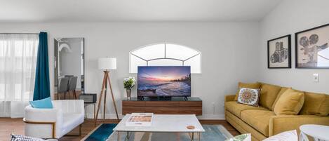 Téléviseur, console de jeux vidéo, lecteur de DVD, livres