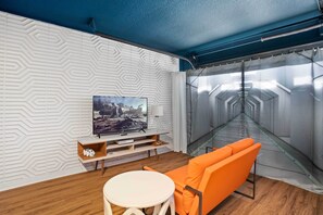 Télévision, console de jeux vidéo, livres