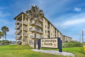 Um hotel com vários andares, com uma placa indicando 'Seabridge North' e uma palmeira em primeiro plano.