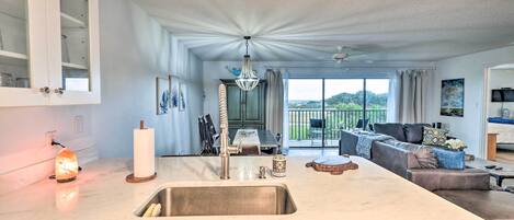 Apartment (3 Bedrooms) | Private kitchen | Microwave, oven, stovetop, blender