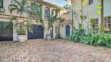 Apartment (0 Bedroom) | Exterior