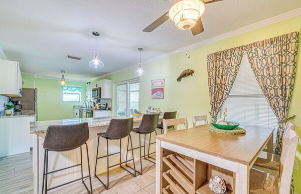 Waterfront Hernando Beach Home W/ Dock & Hot Tub! - Hernando Beach, FL