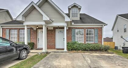Tidy Tallahassee Townhome ~ 7 Mi to Downtown!