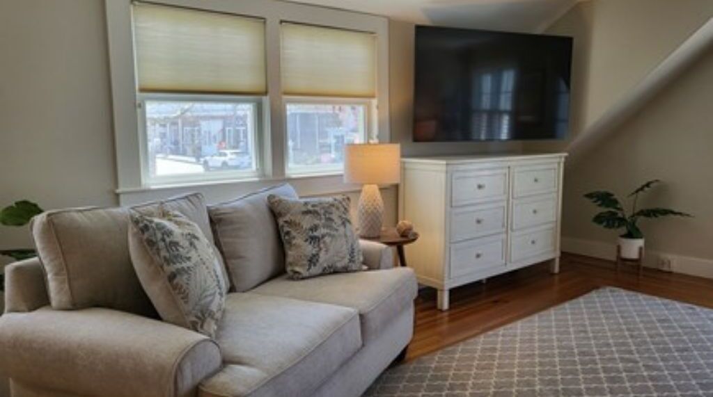 New to Market ''Weir on Main'' Location! Location! Location!