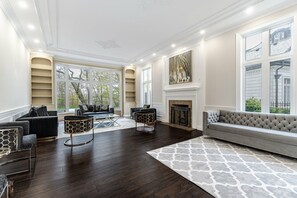 Villa Royale | Coin séjour | Télévision LED de 65 pouces avec chaînes numériques, télévision, Netflix