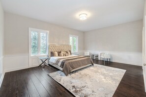 Royal Villa | 5 bedrooms, free WiFi, bed sheets - Waterfront Royal Villas (Mississauga)