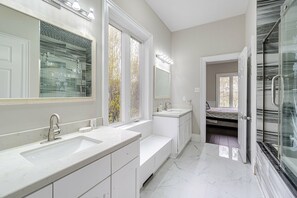 Royal Villa | Bathroom | Free toiletries, soap, shampoo, toilet paper - Waterfront Royal Villas (Mississauga)