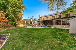 Front of property - Waterfront Royal Villas (Mississauga)