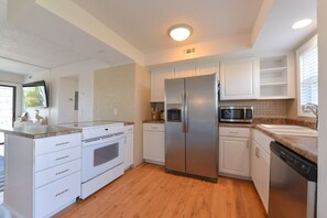 Fridge, microwave, oven, stovetop - Carolina Marsh Hideaway (Carolina Beach)