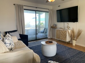 Smart TV, books - Carolina Marsh Hideaway (Carolina Beach)