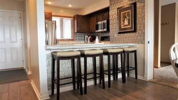 Frigorífic, microones, forn i placa de cuina