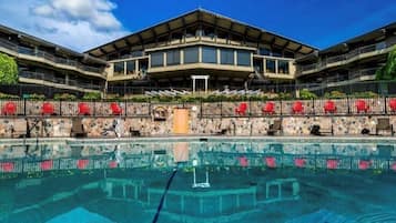 Piscina coberta i piscina a l'aire lliure