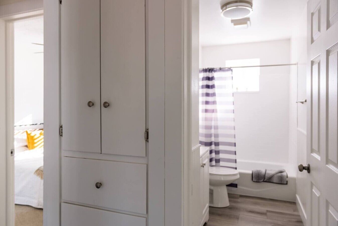 Escritorio, tabla de planchar con plancha, wifi gratis y ropa de cama