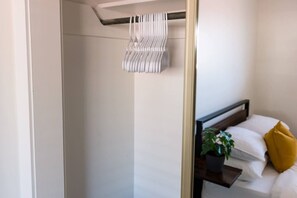 Bureau, fer et planche Ă repasser, Wi-Fi gratuit, draps fournis