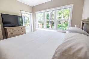 5 bedrooms, desk, WiFi, bed sheets