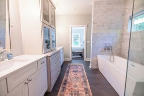 Combined shower/bathtub, towels