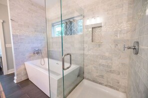 Ensemble baignoire-douche, serviettes fournies