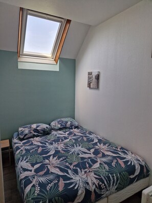 1 bedroom, bed sheets
