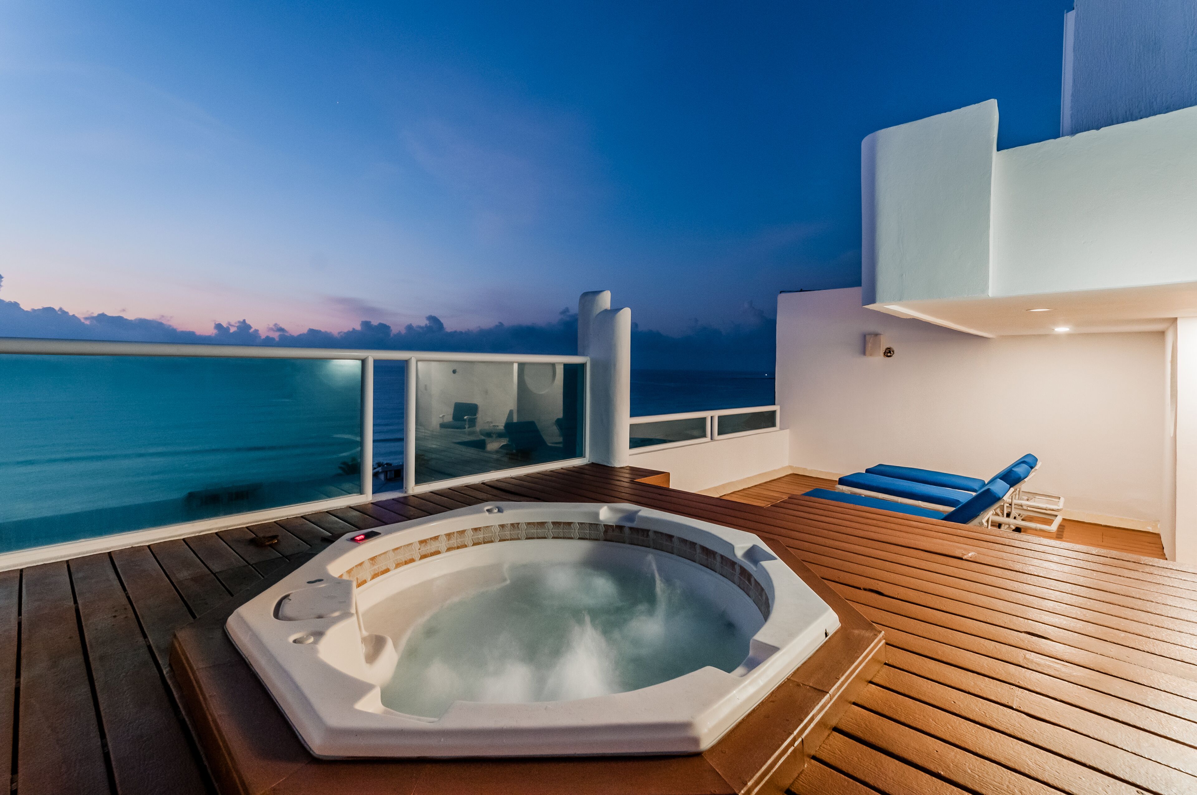 Beach front penthouse with private panoramic rooftop with jacuzzi