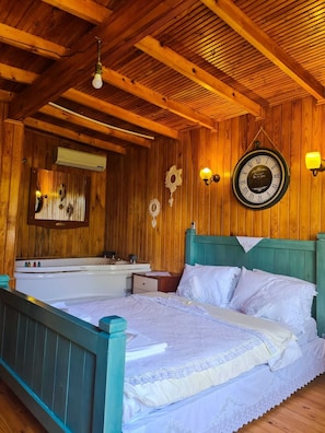 Bungalou exclusiu, vistes al jardí | Escriptori i roba de llit 