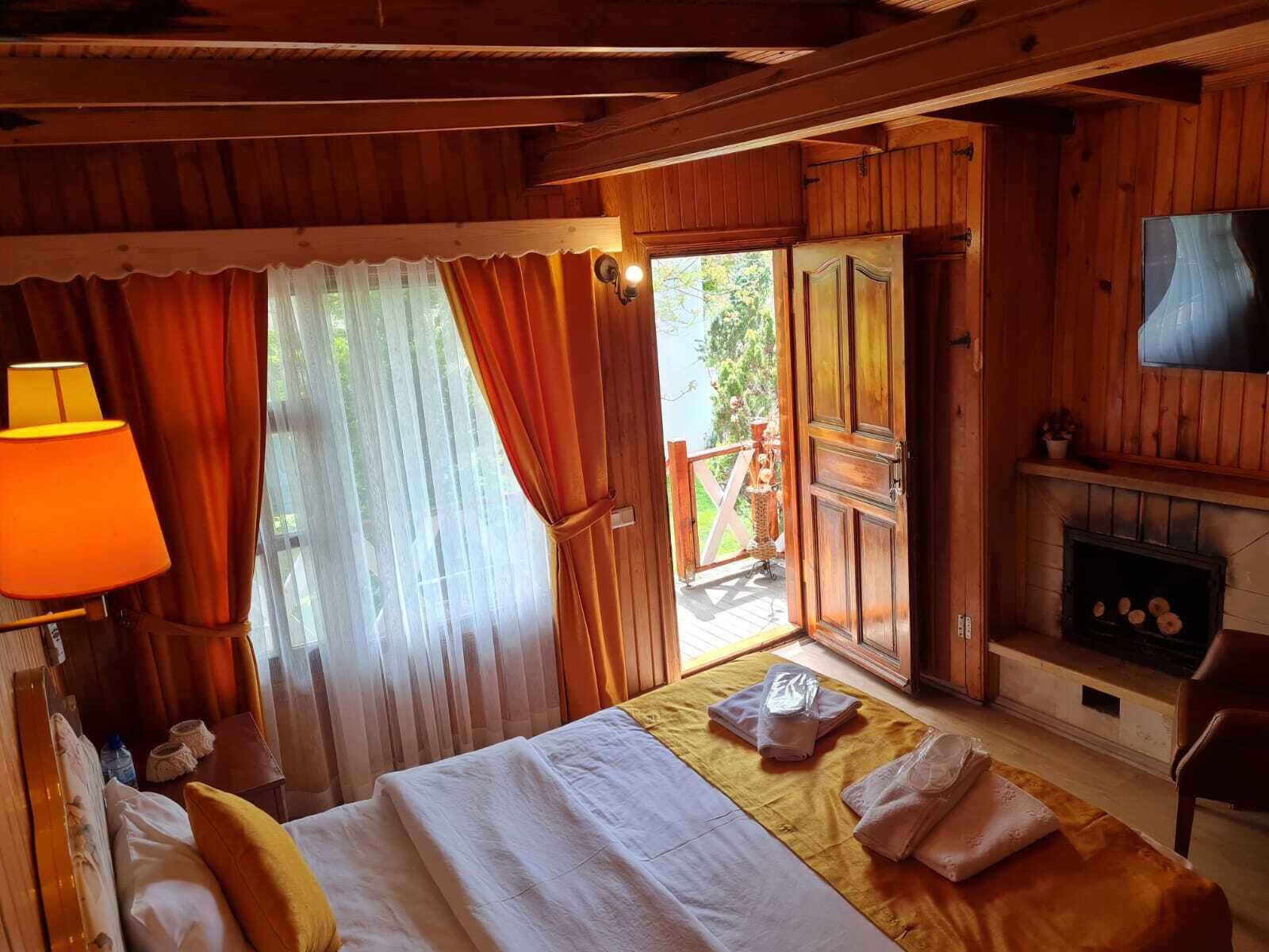 Escritorio y ropa de cama 