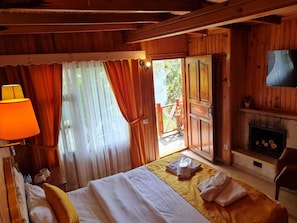 Bungalow exclusivo, vistas al jardín | Escritorio y ropa de cama