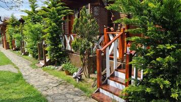 Exclusive Bungalow, Garden View | Desk, bed sheets