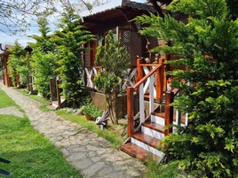 Bungalow exclusivo, vistas al jardín | Escritorio y ropa de cama