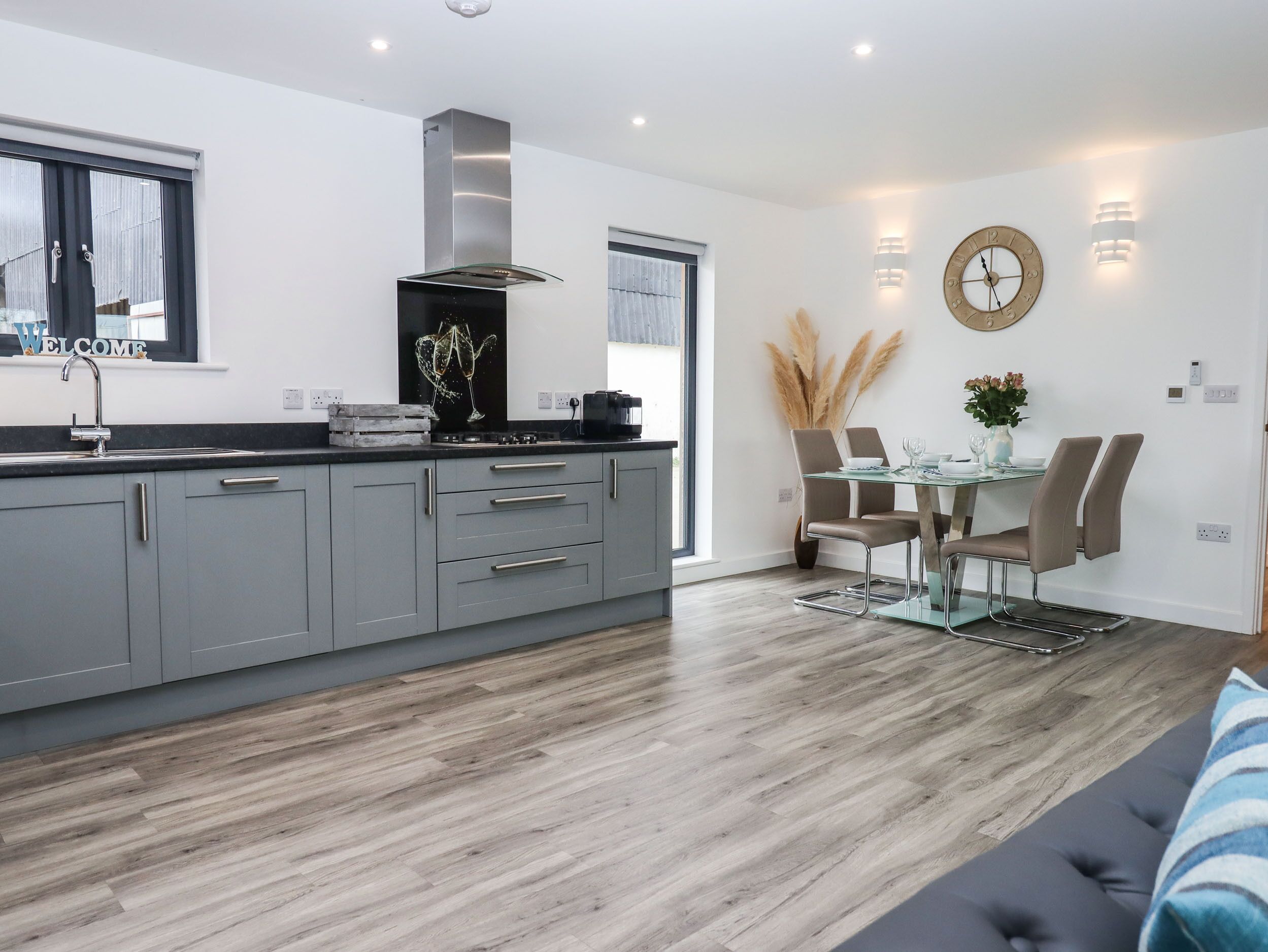 STRAWBERRY BANK - NUTHATCH, pet friendly, with hot tub in Bridgerule