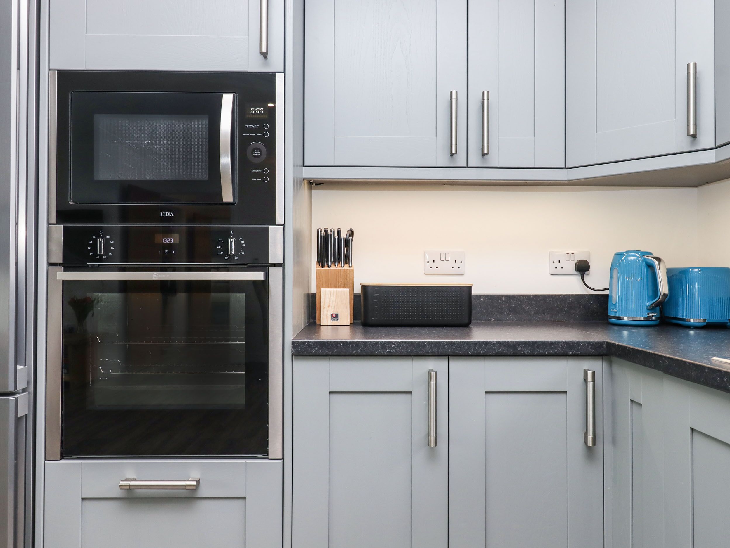 STRAWBERRY BANK - NUTHATCH, pet friendly, with hot tub in Bridgerule