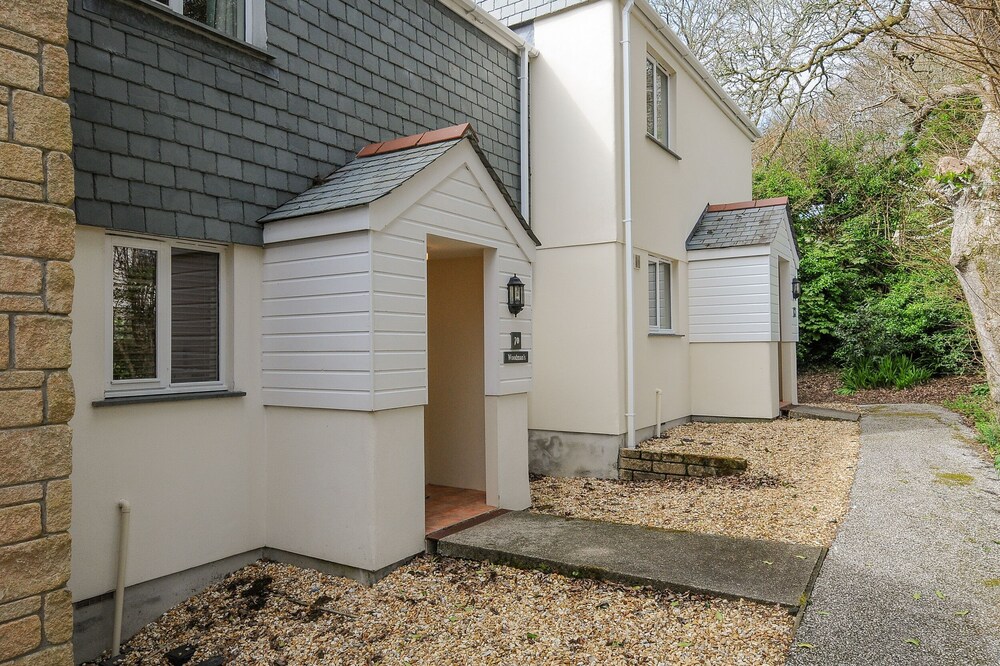 WOODMANS COTTAGE, with pool in Falmouth