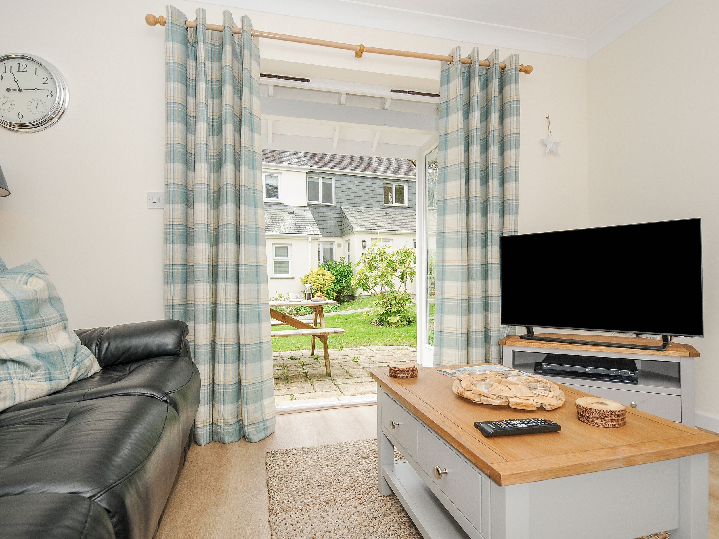 WOODMANS COTTAGE, with pool in Falmouth