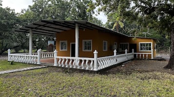 Traditional House | 4 bedrooms, WiFi, bed sheets