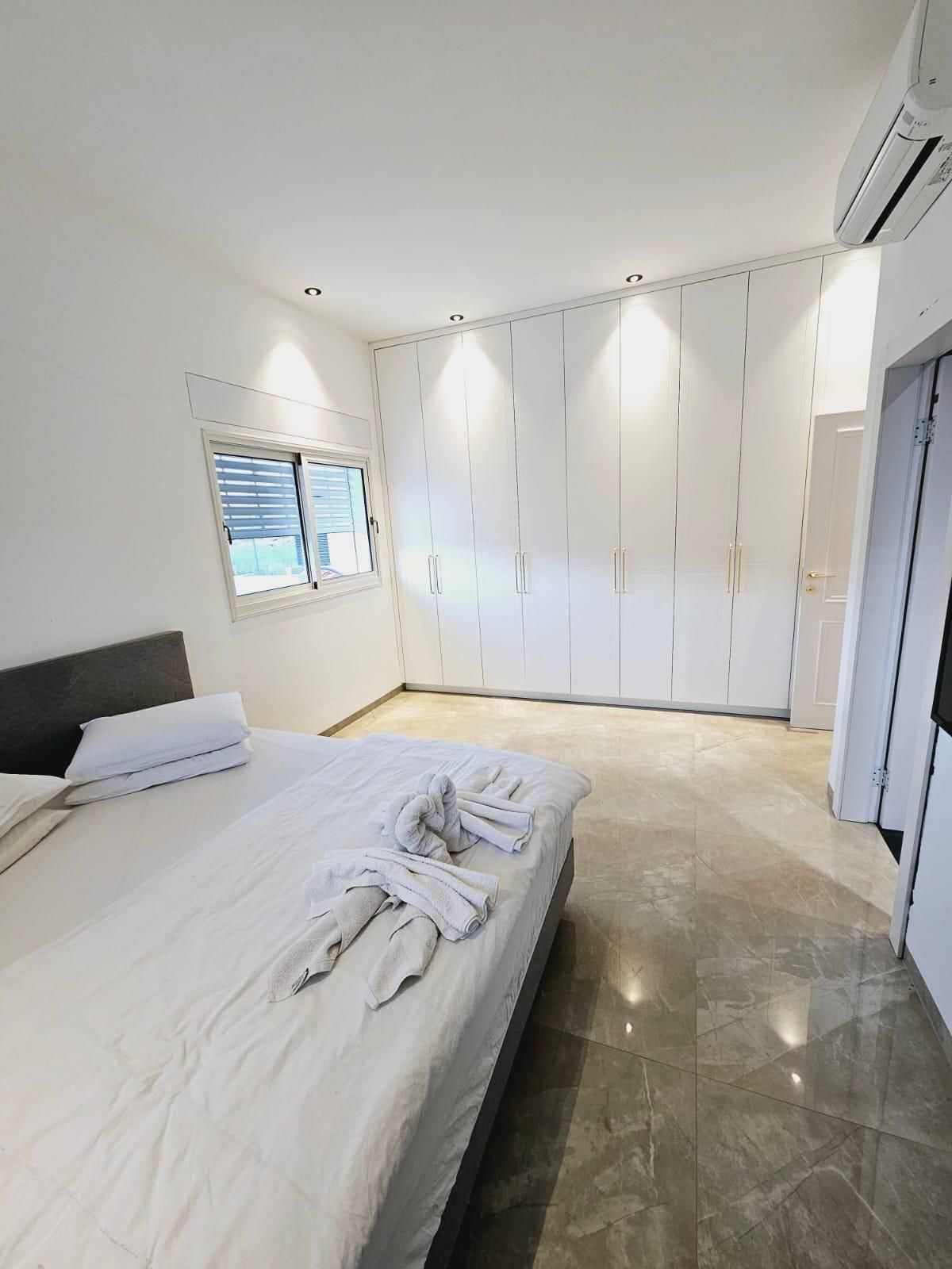 5 bedrooms, WiFi, bed sheets