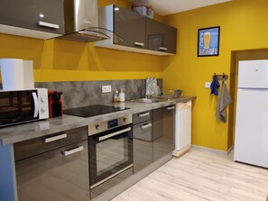 Kühlschrank, Mikrowelle, Ofen, Herdplatte