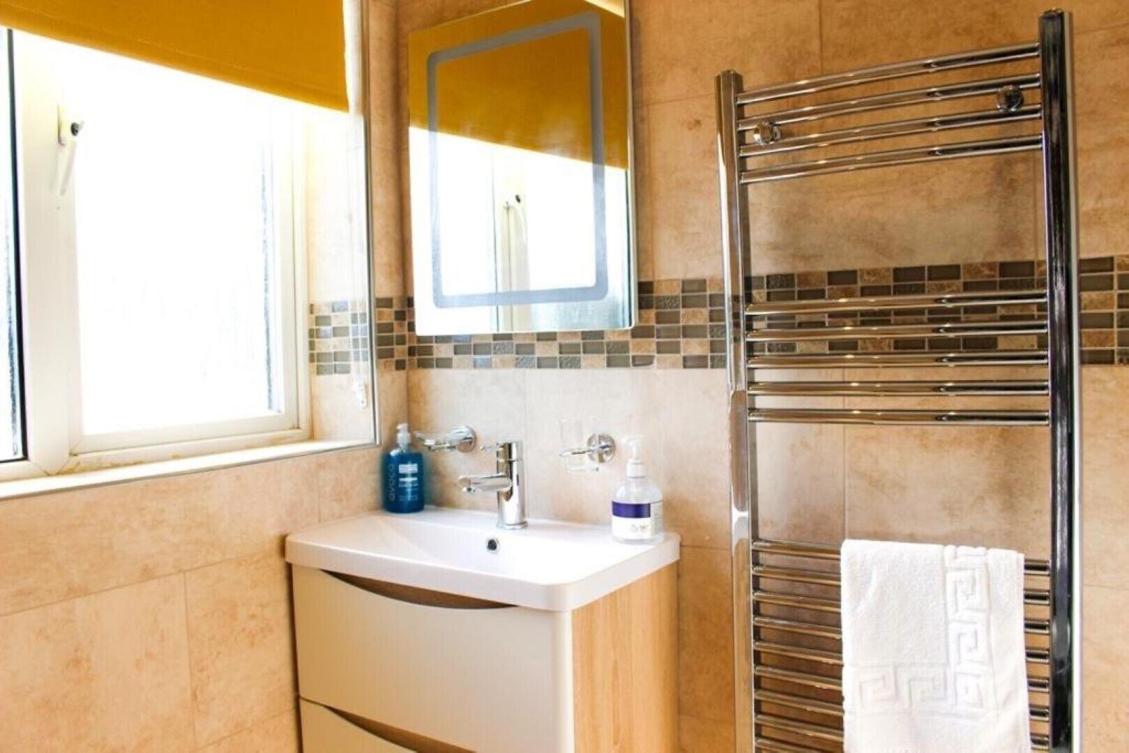 Hevs Heavenly Apartment With Steam Shower and Free Parking