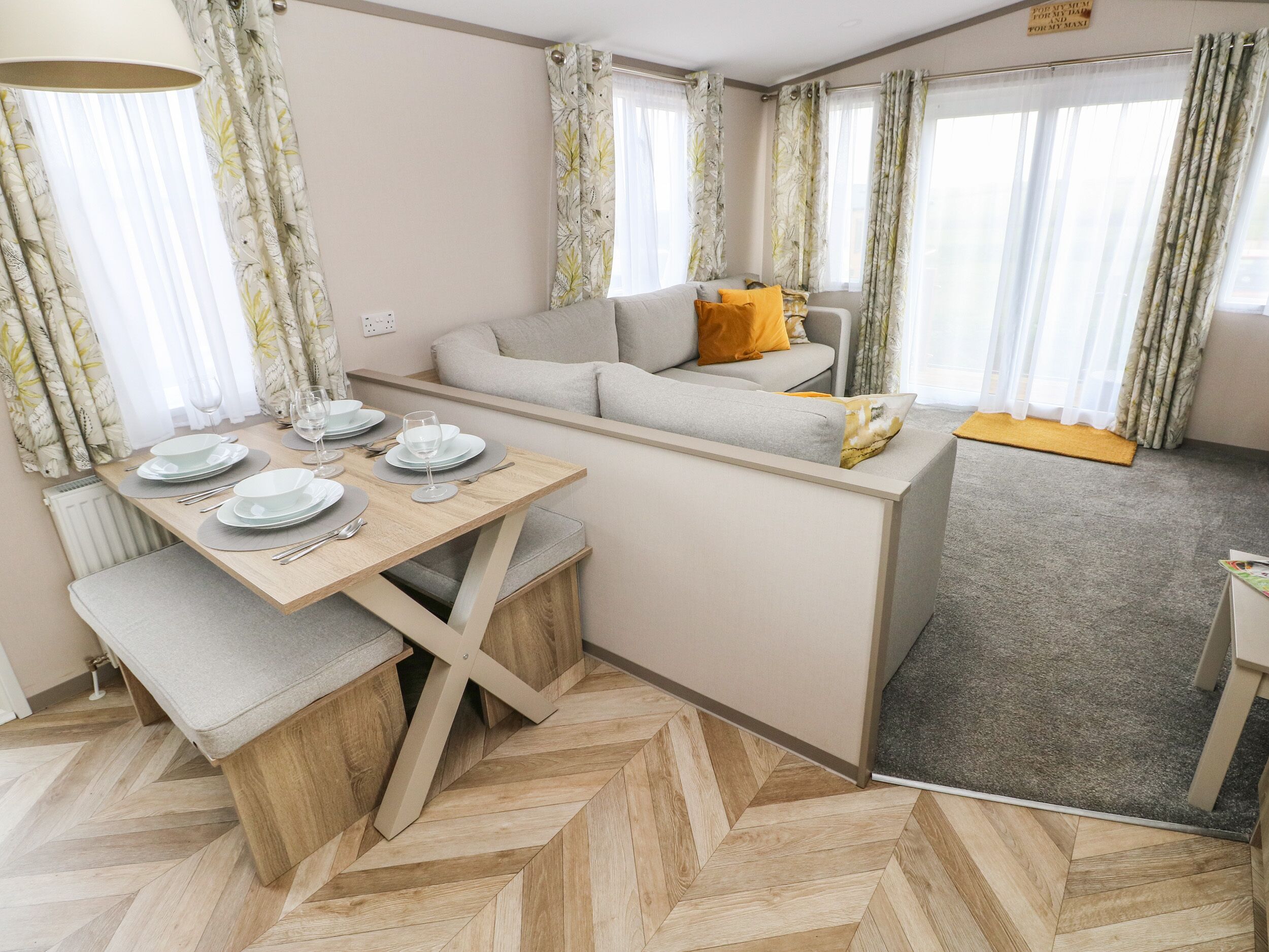 The Waves, Pet Friendly, With Hot Tub In Little Haven - Little Haven