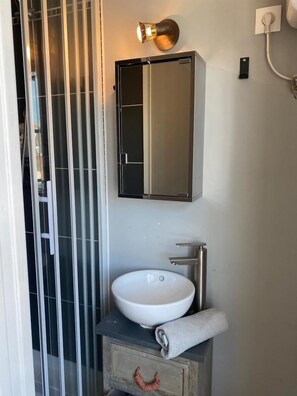 Ilmaiset hygieniatuotteet, hiustenkuivaaja