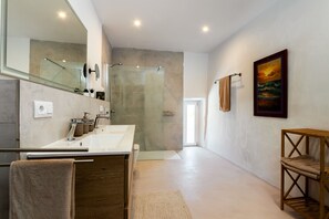 Hair dryer, towels - Can Granado - tranquility, design and comfort (Maria de la Salut)