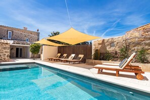 Pool - Can Granado - tranquility, design and comfort (Maria de la Salut)