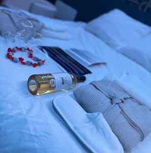 Baignoire Ă jets, sĂšche-cheveux, serviettes fournies, savon