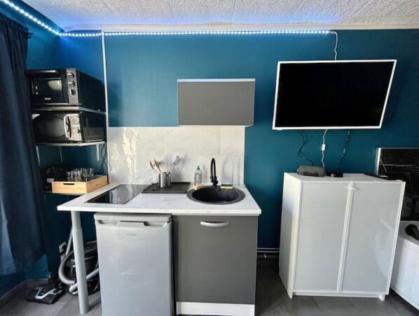 Réfrigérateur, micro-ondes, four, plaque de cuisson