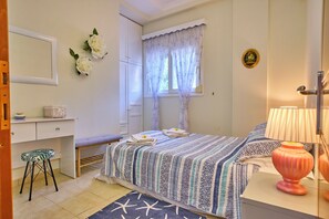 2 habitaciones, tabla de planchar con plancha y cuna de viaje