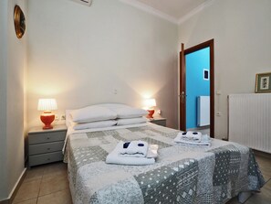 2 habitaciones, tabla de planchar con plancha y cuna de viaje